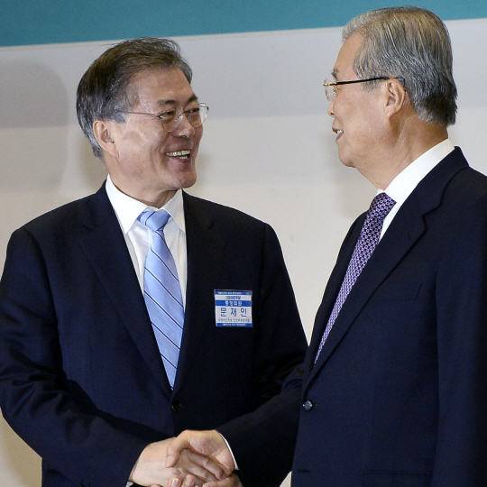 27일 더불어민주당 대표직을 사퇴한 문재인 의원과 새로 비상대책위원장 겸 선거대책위원장으로 선출된 김종인 전 청와대 경제수석. 사진=이동희 기자