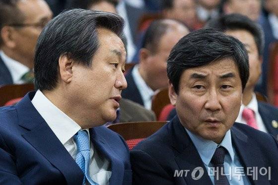 김무성 새누리당 대표, 이종걸 새정치민주연합 원내대표가 2일 서울 여의도 국회 의원회관에서 열린 재외국민 유권자 100만명 투표등록 대토론회에 참석해 대화하고 있다. 2015.10.2/뉴스1  <저작권자 © 뉴스1코리아, 무단전재 및 재배포 금지>