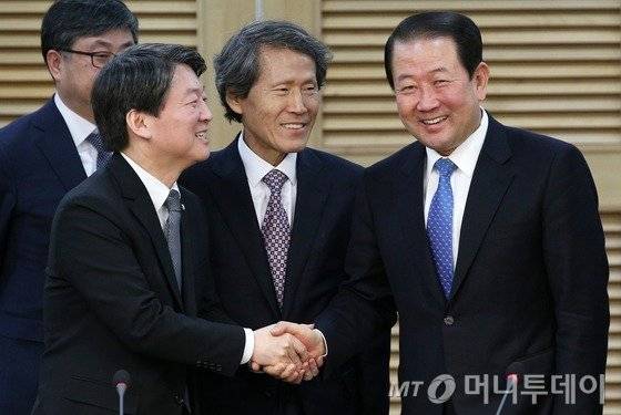 국민의당 안철수 의원과 통합신당을 추진 중인 박주선 의원이 27일 서울 여의도 국회 의원회관에서 열린 통합 기자회견에서 환한 얼굴로 악수를 나누고 있다. 박 의원의 합류로 국민의당의 국회의원 의석 수는 17석이 되고, 원내 교섭 단체 구성까지 3석을 남겨 놓게 됐다. 2016.1.27/뉴스1  <저작권자 © 뉴스1코리아, 무단전재 및 재배포 금지>