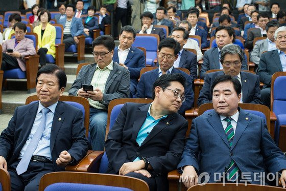 새정치민주연합 의원 및 당무위원들이 20일 서울 여의도 국회에서 열린 문재인 대표의 재신임 논의를 위한 당무위원회·의원총회 연석회의에서 이종걸 원내대표의 모두발언을 경청하고 있다. 2015.9.20/뉴스1  <저작권자 © 뉴스1코리아, 무단전재 및 재배포 금지>