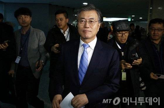 문재인 더불어민주당 대표가 27일 서울 여의도 국회 의원회관에서 열린 제4차 중앙위원회의에서 당권 이양을 완료한 후 회의장을 빠져나가고 있다. 문 대표는 이 자리에서 당 대표로 선출된 후 353일만에 김종인 위원장에게 전권을 이양하고 총선정국에서 백의종군한다. 2016.1.27/뉴스1  <저작권자 © 뉴스1코리아, 무단전재 및 재배포 금지>