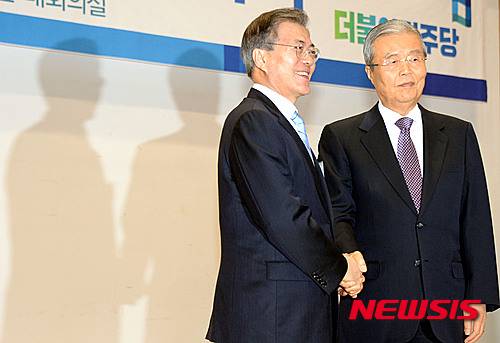【서울=뉴시스】홍찬선 기자 = 27일 오후 서울 여의도 국회 의원회관에서 열린 더불어민주당 중앙위원회의에서 사퇴하는 문재인 대표와 김종인 선거대책위원장 겸 비상대책위원장이 악수를 하고 있다 . 2016.01.27.   mania@newsis.com