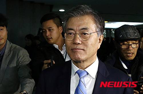 【서울=뉴시스】홍찬선 기자 = 문재인 더불어민주당 전 대표가 27일 국회 중앙위원회의에서 대표직을 사퇴한 뒤 회의장을 나서고 있다. 2016.01.27.   photo@newsis.com
