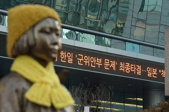 ⓒ시사IN 이명익 : ‘12·28 위안부 합의’ 내용에 소녀상 이전 문제가 포함된 것이 알려지면서 논란이 이어지고 있다.