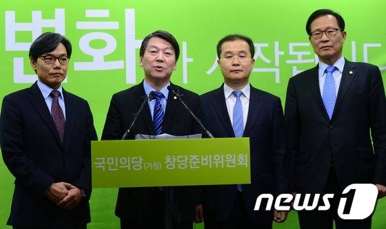 안철수 국민의당 인재영입위원장이 28일 오후 서울 마포구 국민의당 당사에서 열린 입당기자회견에서 이건태 전 검사와 정재흠 회계사를 소개하고 있다. 오른쪽은 문병호 창준위 부위원장. 2016.1.28/뉴스1 © News1 송원영 기자