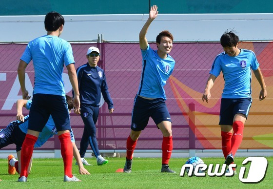 올림픽 축구대표팀 선수들이 28일(한국시각) 카타르 도하 카타르축구협회 훈련장에서 팀 훈련을 하고 있다. 4강전에서 카타르를 격파하며 리우 올림픽 본선 티켓을 따낸 선수들은 30일(한국시각) 일본과 결승전을 치른다. 2016.1.28/뉴스1 © News1(도하(카타르)=뉴스1) 손형주 기자