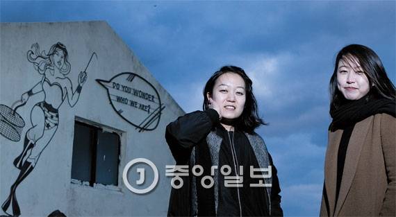 제주도 김녕 해안가에 금속공예 벽화를 제작·설치한 남현경(왼쪽)·이현정씨. 왼쪽 작품은 남씨가 제작한 ‘원더 해녀’다.