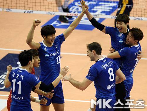 우리카드가 KB손해보험을 상대로 진땀승을 거뒀다. 승리에도 보완점은 남았던 경기였다. 사진=MK스포츠 DB