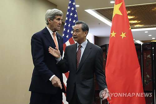 존 케리 미 국무부 장관과 왕이 중국 외교부 부장.(AP=연합뉴스 자료사진)