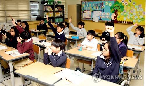 '저요 저요!'     (서귀포=연합뉴스) 전지혜 기자 = 28일 제주 서귀포시 대정읍 제주영어교육도시의 한국국제학교(KIS) 초등학교 4학년 국어수업에서 학생들이 질문에 답변하기 위해 손을 들고 있다. 이 수업은 KIS에 파견된 남광초 김우경 교사가 진행했다. 2016.1.28     atoz@yna.co.kr