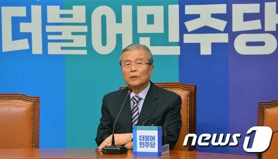 더불어민주당 김종인 비상대책위원장이 29일 서울 여의도 국회 당대표실에서 기자회견을 열고 있다.  2016.1.29/뉴스1 © News1 송원영 기자