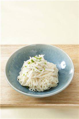 4. 국수를 담고 동치미 무를 올린 후 양념한 동치미 국물을 붓는다. (Tip 기호에 따라 겨자를 넣어 먹기도 한다.)