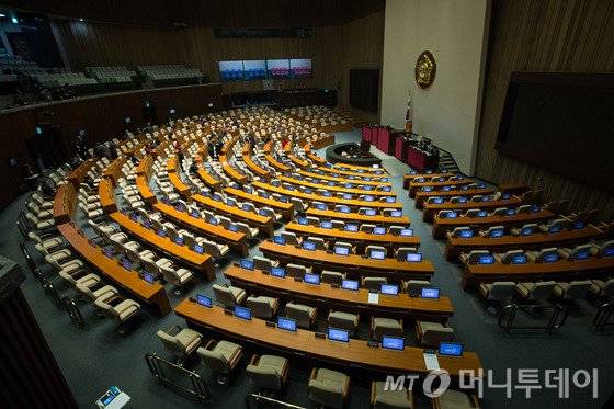 29일 서울 여의도 국회 본회의장에서 새누리당 의원들이 야당 의원들의 입장을 기다리고 있다. 2016.1.29/뉴스1  <저작권자 &copy; 뉴스1코리아, 무단전재 및 재배포 금지>