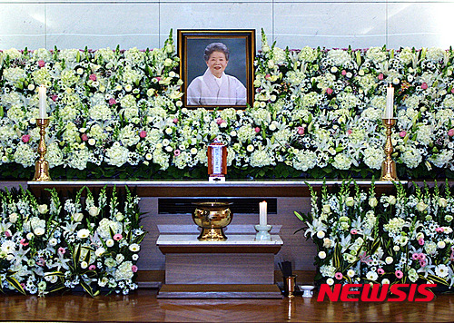 【서울=뉴시스】고(故) 최종건 SK그룹 창업주 부인 노순애 여사의 빈소가 29일 서울 강남구 삼성서울병원 장례식장에 마련됐다. 2016.01.29. (사진=SK그룹 제공)   photo@newsis.com