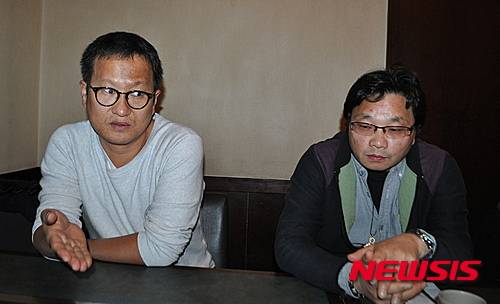 【뉴욕=뉴시스】노창현 특파원 = '세월호 아빠들'이 뉴욕에 왔다. '성호아빠' 최경덕씨 '건우아빠' 김정윤씨가 28일 맨해튼에서 기자회견을 갖고 특별조사위원회가 세월호 인양후 6개월간 활동을 보장해 진상규명을 할 수 있도록 해야 한다고 강조했다. 최경덕씨(왼쪽)와 김정윤씨는 제종길 안산시장등과 함께 29일 맨해튼의 9.11추모박물관을 둘러보고 다양한 정보를 제공받을 예정이다. 30일 오후 7시엔 맨해튼 7애버뉴 28가에 위치한 내셔널오페라하우스 7층에서 동포 간담회를 갖는다. 2016.01.28.   robin@newsis.com