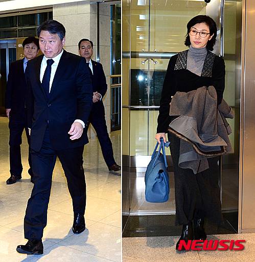 【서울=뉴시스】이영환 기자 = 29일 오전 서울 강남구 삼성서울병원 장례식장에 마련된 고 최종건 SK그룹 창업주의 부인 노순애 여사의 빈소로 최태원(왼쪽 사진) SK그룹 회장과 노소영 아트센터 나비 관장이 따로 들어가고 있다. 2016.01.29.   20hwan@newsis.com