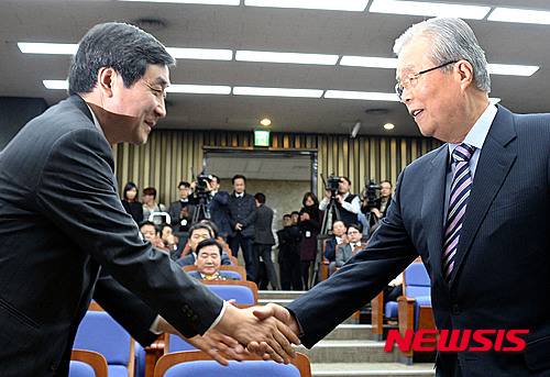 【서울=뉴시스】홍찬선 기자 = 더불어민주당 이종걸 원내대표가 29일 오후 서울 여의도 국회에서 열린 의원총회에 참석해 입장하는 김종인 비상대책위원장과 악수를 하고 있다. 2016.01.29.   mania@newsis.com
