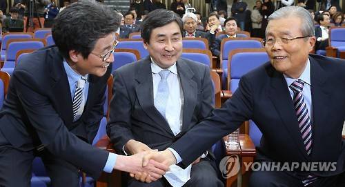 더민주 원내대표단과 악수하는 김종인 비대위원장      (서울=연합뉴스) 황광모 기자 = 더불어민주당 김종인 비상대책위원장(오른쪽)이 29일 오후 국회에서 열린 의원총회에 입장한 뒤 이종걸 원내대표(가운데), 이목희 정책위의장과 인사하고 있다.      hkmpooh@yna.co.kr