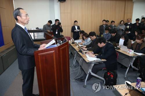 제4이동통신 사업자 출범 또 무산     (과천=연합뉴스) 서명곤 기자 = 조규조 미래부 통신정책국장이 29일 오후 과천 정부과천청사 기자실에서 기간통신사업 허가를 신청한 퀀텀모바일·세종모바일·K모바일 등 3개 법인의 사업계획서를 심사한 결과 3사 모두 허가적격 기준(70점)에 미달해 기간통신사업 허가대상법인을 선정하지 않았다고 밝히고 있다.        seephoto@yna.co.kr