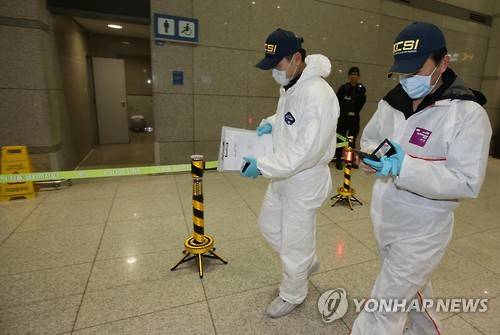 인천공항, 폭발성 의심물체 발견     (영종도=연합뉴스) 김현태 기자 = 지난 29일 오후 인천국제공항 여객터미널 내 화장실에서 폭발성 의심 물체가 발견돼 관계당국이 이를 수거해 조사하고 있다.   mtkht@yna.co.kr