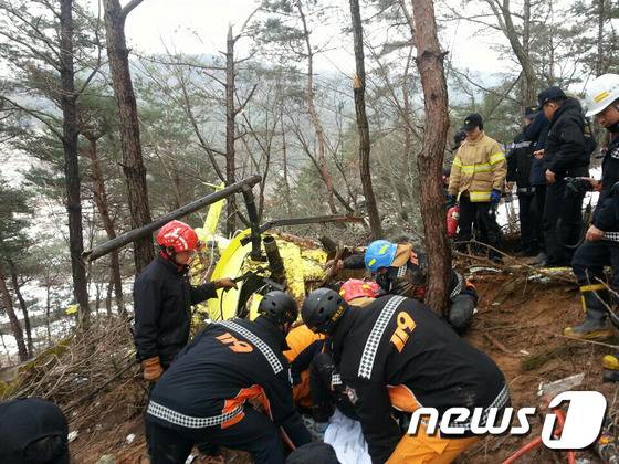 30일 오후 2시56분쯤 전북 김제시 금산면 모악랜드 앞 인근 야산에서 세진항공 소속 민간헬기가 추락해 구조대원들이 구조작업을 벌이고 있다. 경찰은 신고 접수를 받은 뒤 소방당국과 국정원 등 유관기관과 함께 정확한 상황을 파악하고 있다. 2016.1.30/뉴스1 © News1 김대웅