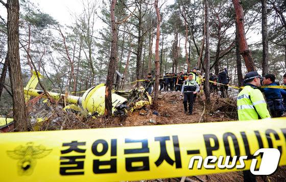 30일 오후 전북 김제시 금산사 인근 야산에서 산불 감시용 민간 헬기 1대가 추락해 경찰과 소방대원들이 현장을 수습하고 있다. © News1 김대웅 기자