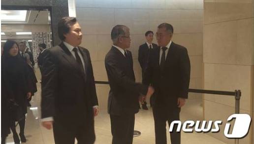 최신원 SKC 부회장(가운데)이 39일 서울 강남구 삼성서울병원에 마련된 고(故) 노순애 여사 빈소를 찾은 정의선 현대자동차 부회장(맨 오른쪽)을 배웅하고 있다./사진=뉴스1