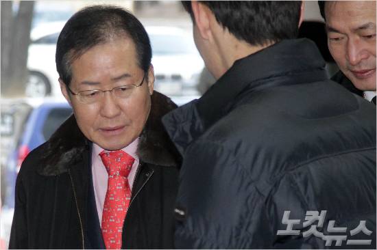 고 성완종 전 경남기업 회장에게서 불법 정치자금을 받은 혐의로 재판에 넘겨진 홍준표 경남도지사가 22일 오전 서울중앙지법에서 열린 2차 공판에 출석하고 있다. (사진=박종민 기자)