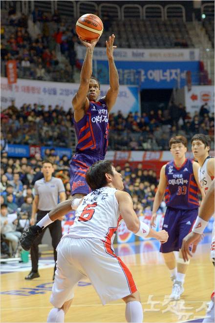 모비스 양동근을 앞에 두고 중거리슛을 던지는 오리온 조 잭슨 (사진/KBL)