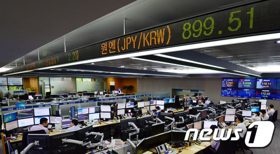 28일 오전 서울 중구 을지로 외환은행 본점 딜링룸.  2015.4.28/뉴스1 © News1 민경석 기자