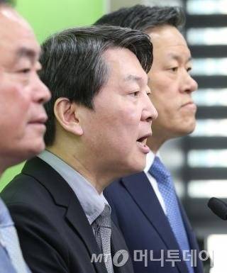 국민의당 안철수 의원이 31일 서울 마포당사에서 열린 기자회견에서 국회 파행에 관한 입장을 표명하고 있다. 국민의당은 이 자리에서 설연휴 전 새누리당, 더불어민주당, 국민의당이 함께하는 3당 민생정책회담을 제안했다. 2016.1.31/뉴스1 <저작권자 © 뉴스1코리아, 무단전재 및 재배포 금지>