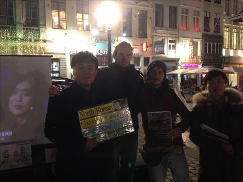 재유럽 탈북민들이 29일 밤(현지시간) 브뤼셀 중심가 그랑플라스에서 북한 핵개발을 규탄하고 인권 실태를 고발하는 영상 및 사진 전시회를 개최했다.(유럽총연 제공)