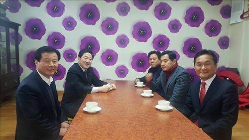 왼쪽부터 강석진 전 거창군수,유기준 의원,박완수 전 창원시장, 박대출 의원, 엄용수 전 밀양시장