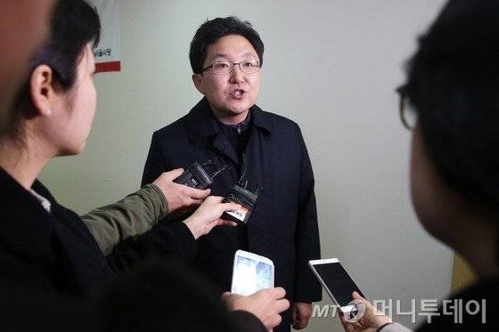새누리당 서울시당 김용태 위원장이 1일 서울 여의도 새누리당 서울시당에서 열린 당원자격심사위원회의를 마친 뒤 취재진의 질문에 답하고 있다. /사진=뉴스1