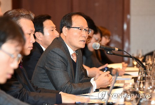 무역협회 회원지원본부 출입기자 간담회 갖는 이재출 전무     (서울=연합뉴스) 한국무역협회 이재출 전무가 1일 서울 강남구 삼성동 그랜드인터콘티넨탈호텔에서 열린 '2016 무역협회 회원지원본부 출입기자 간담회'에서 모두발언을 하고  있다.<< 무협 제공 >>