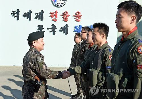 이순진 합참의장, 공군 11전투비행단 현장지도     (서울=연합뉴스) 이순진 합참의장이 1일 공군 11전투비행단을 방문, 조종사들과 악수하고 있다.     이 의장은 이날 조종사들에게 "이제 우리는 북한 도발의 연결고리를 완전히 끊어야 한다"며 "만약 적이 도발하면 가장 신속하게 출동해 도발 원점과 지휘 지원세력을 강력하게 응징할 수 있도록 대비태세를 유지하라"고 주문했다. 2016.2.1 << 합참 제공 >>     photo@yna.co.kr