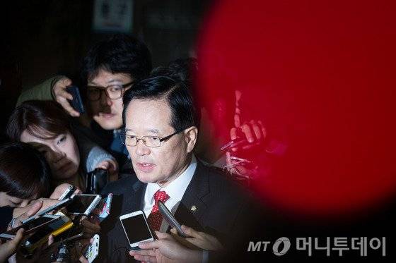 정의화 국회의장이 2일 오전 서울 여의도 국회로 출근하며 취재진의 질문에 답하고 있다. 이날 정 의장은 "오늘 저녁 김무성 새누리당 대표, 김종인 더불어민주당 비상대책위원장과 모처에서 간단한 상견례를 비공개로 가질 예정"이라고 밝혔다. 2016.2.2/뉴스1  <저작권자 © 뉴스1코리아, 무단전재 및 재배포 금지>