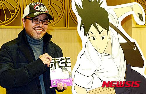 【서울=뉴시스】이영환 기자 = 2일 오후 서울 종로구 세종문화회관 예인홀에서 열린 '미생 - 아직 살아 있지 못한 자 10 : 포석(시즌2)' 출간 기념 기자간담회에서 윤태호 작가가 포즈를 취하고 있다. 2016.02.02. 20hwan@newsis.com