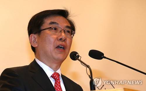 정일영 신임 인천공항공사 사장 비상 경영 선포 (영종도=연합뉴스) 하사헌 기자 = 정일영 인천국제공항공사 신임 사장이 2일 오전 인천시 중구 운서동 공항공사 대강당에서 취임식을 대신해 열린 '비상경영선포식'에서 "인천공항의 모든 구성원이 뼈를 깎는 개혁과 혁신을 추진해 공항운영체계 전반에 누적된 문제점을 신속히 해결해야 한다"고 말하고 있다. 2016.2.2 toadboy@yna.co.kr