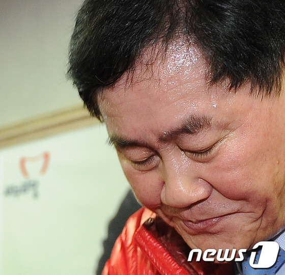 새누리당 최경환 의원이 정종섭 예비후보(대구 동구갑)를 마지막으로 5일간의 영남권 '진박 지지'투어'를 마쳤다. 지난 3일 대구 달성군 추경호 예비후보의 선거사무소 개소식에서 축사를 하는 최 의원의 얼굴에 땀이 줄줄 흐르고 있다./2016.2.3/뉴스1 © News1 이종현 기자