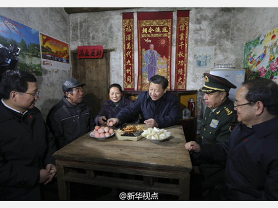 2일 장시성의 빈곤촌인 선산(神山)촌의 한 가정을 방문한 시진핑 주석이 집 주인이 마련한 음식을 함께 먹고 있다.
