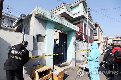 1년된 백골상태 여중생 시신 발견…목사 아버지 체포     (부천=연합뉴스) 윤태현 기자 = 경기도 부천에서 사망한 지 1년가량 된 백골 상태의 여중생 시신이 발견됐다. 경찰은 이 여중생의 아버지인 40대 목사가 딸을 때려 숨지게 한 뒤 1년간 시신을 방치한 것으로 보고 있다. 부천 소사경찰서는 3일 폭행치사 혐의로 여중생의 아버지인 목사 A(47)씨와 계모 B(40)씨를 긴급체포했다. 사진은 시신이 발견된 주택 모습.