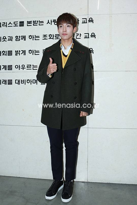 세븐틴 도겸이 졸업식에 참석하고 있다.