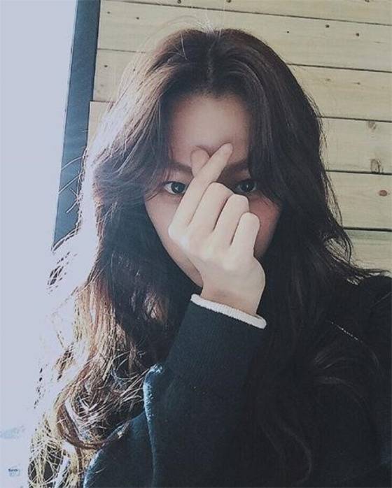 '치즈 인 더 트랩' 윤지원이 손가락 하트 셀카를 공개했다.© News1star/ 윤지원 인스타그램