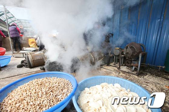 4일 경남 의령군 신반전통시장에서는 강정이나 한과를 만들기 위해 꼭 거쳐야 하는 뻥튀기 소리로 다가오는 설 명절 분위기가 무르익어 가고 있다(의령군 제공)2016.2.4/뉴스1 © News1 이철우 기자