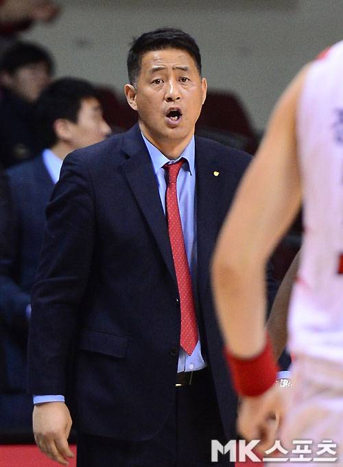 추일승 오리온 감독이 4일 안양실내체육관에서 열린 안양 KGC인삼공사와의 원정경기에서 선수들을 지도하고 있다. 사진(안양)=김영구 기자