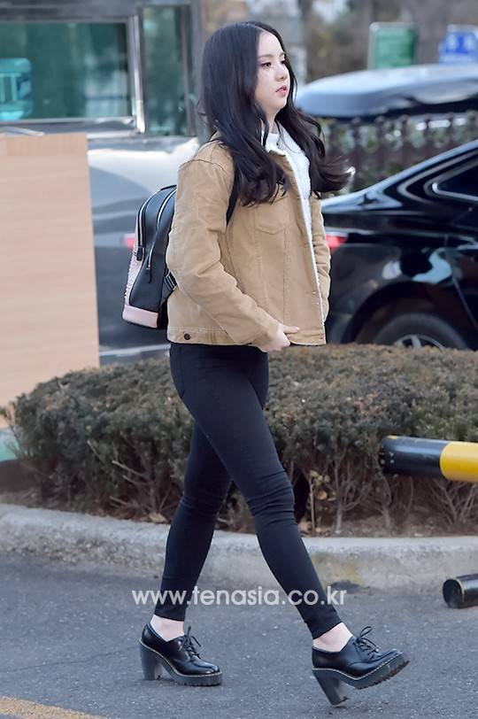 걸그룹 여자친구 멤버 은하가 리허설을 위해 방송국으로 향하고 있다.