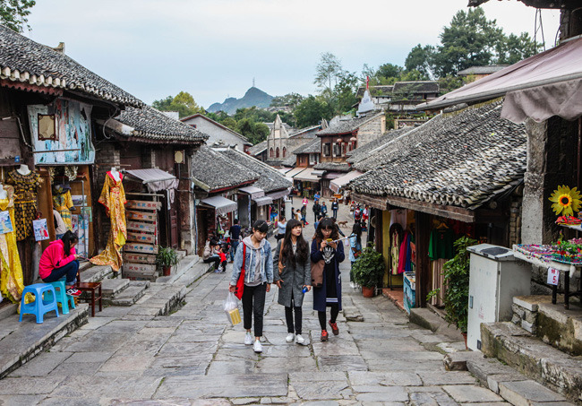 푸른빛이 감도는 돌로 지은 칭옌구전(青岩古鎮). 명초 구이저우 주둔군의 전초기지로 발전하기 시작한 마을이다.