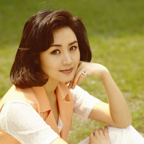 김혜수는 인터뷰시 ‘개념발언’하는 연예인으로 유명했다. 젊은 나이에도 사회·문화 전반에 두루 관심이 있었으며 작품을 고르는 눈도 남달랐다.