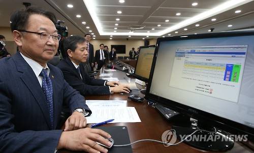 2015 회계연도 세입세출 마감      (세종=연합뉴스) 안정원 기자 = 유일호(왼쪽) 경제부총리 겸 기획재정부장관과 유진희 감사원 감사위원이 5일 정부세종청사 기재부 대회의실에서 열린 2015 회계연도 세입세출 마감 행사에서 총세입·총세출부 마감 버튼을 누르고 있다.